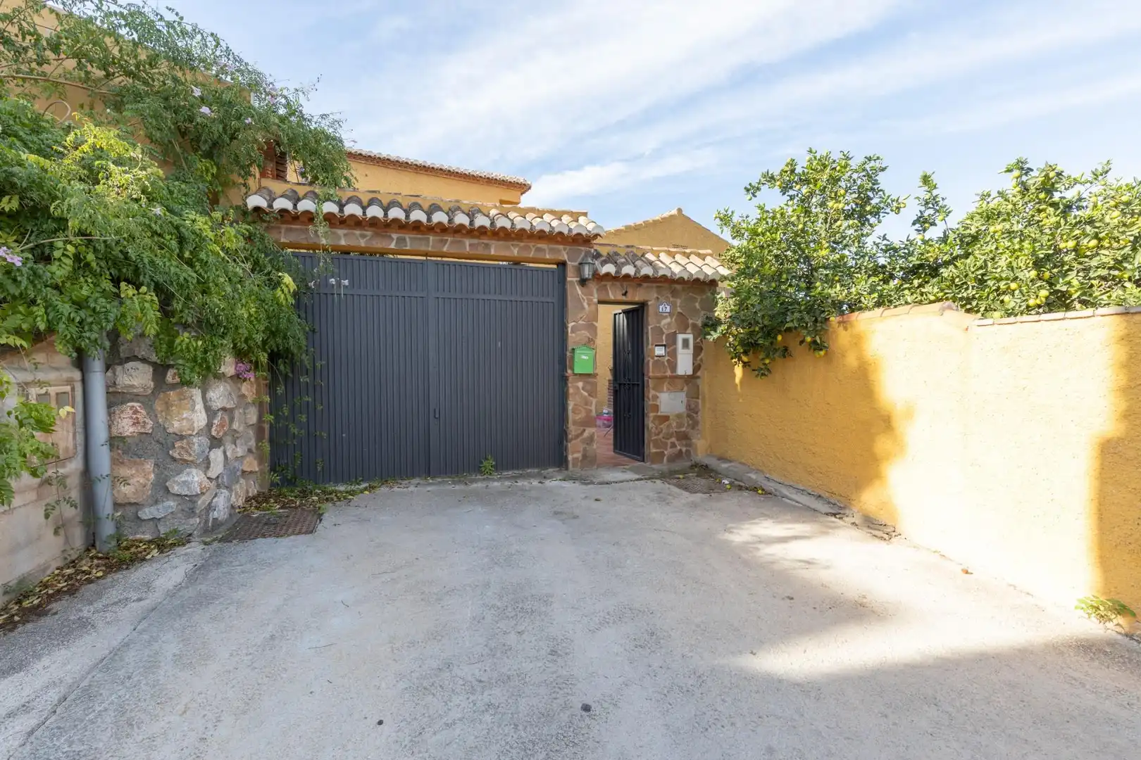 Vista exterior de Casa o chalet en venta en Madrid con Aire acondicionado, Calefacción y Jardín privado
