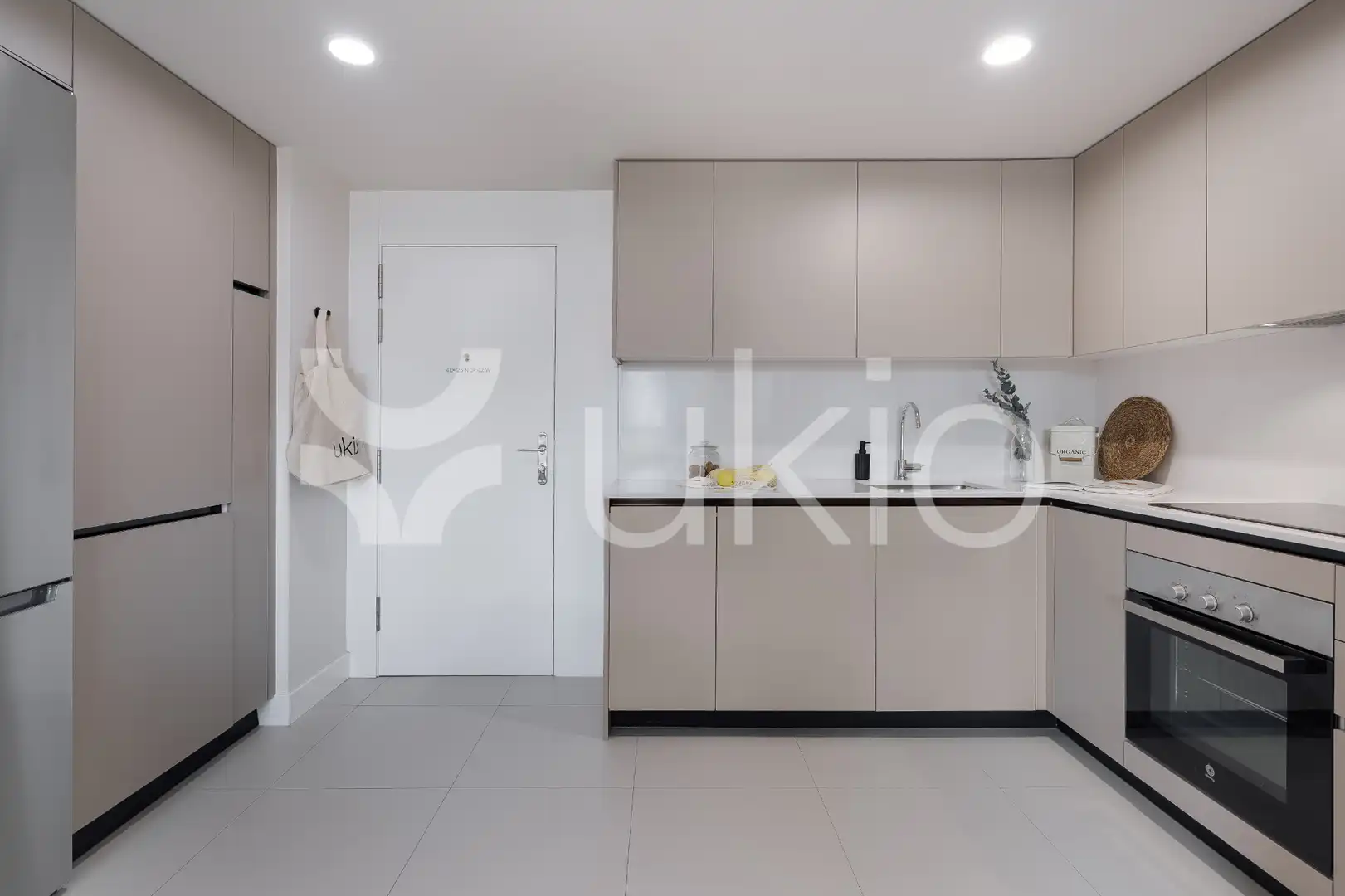 Cuina de Apartament de lloguer en Madrid amb Aire condicionat, Calefacció i Moblat