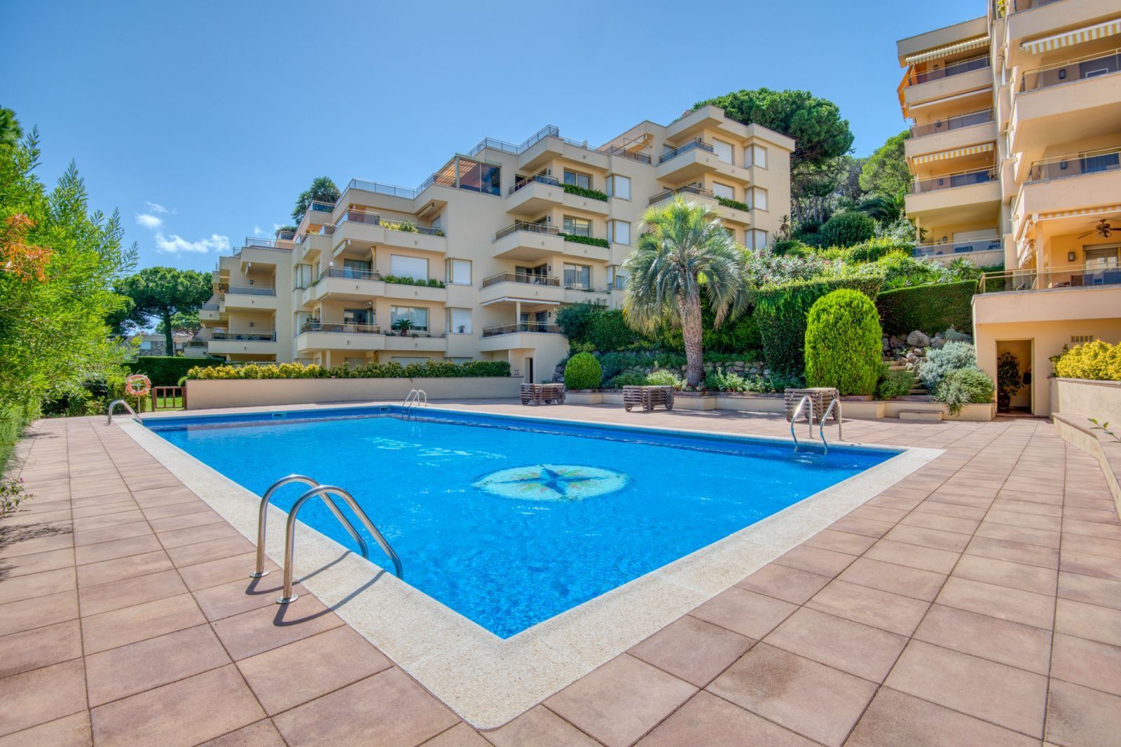 Schwimmbecken von Wohnung zum Verkauf in Sant Feliu de Guíxols mit Heizung, Privatgarten und Terrasse