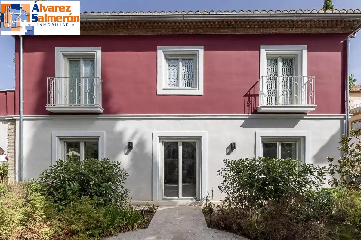 Vista exterior de Casa o xalet en venda en Granada amb Aire condicionat, Jardí privat i Terrassa