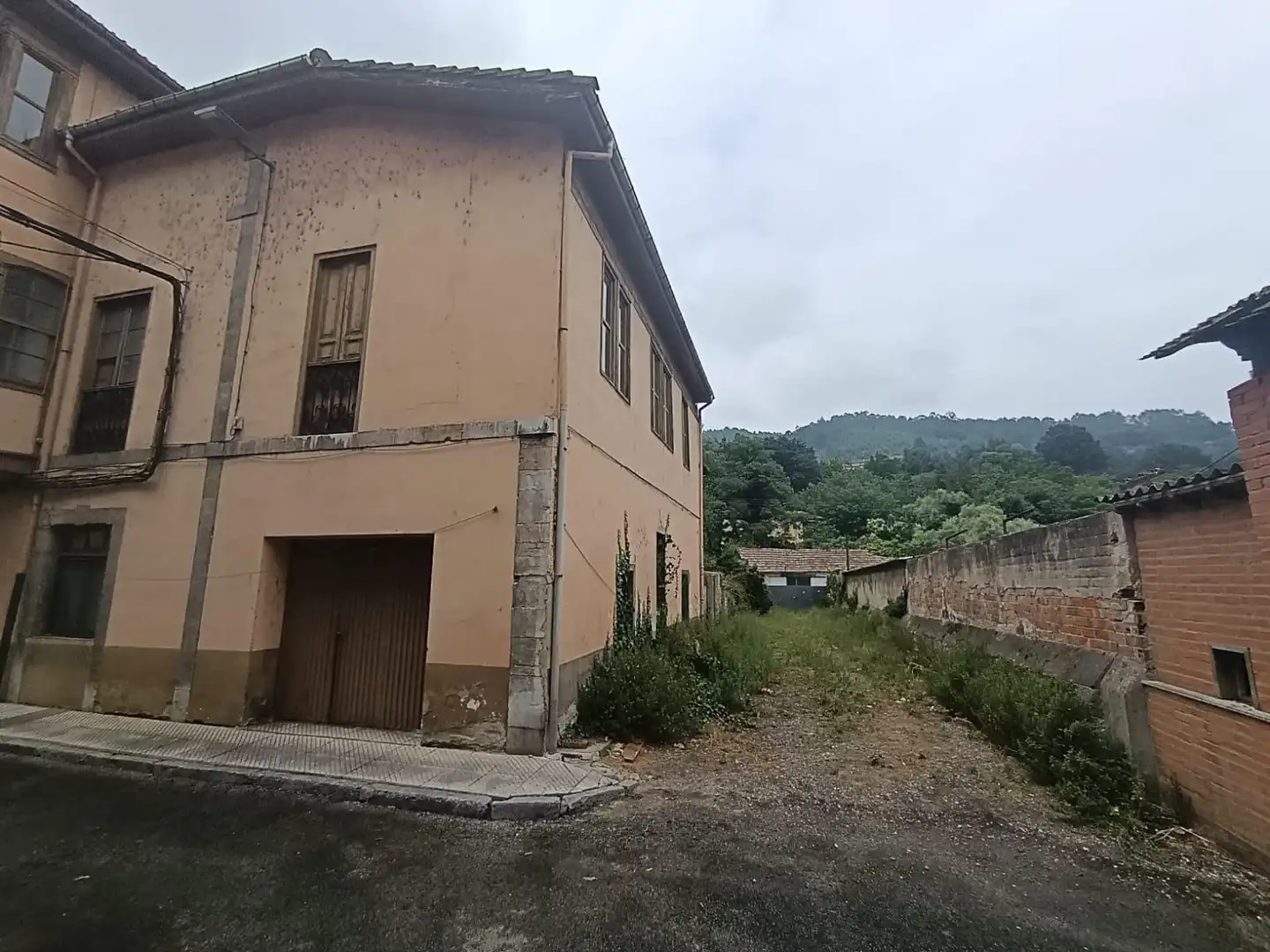 Vista exterior de Edifici en venda en Oviedo 