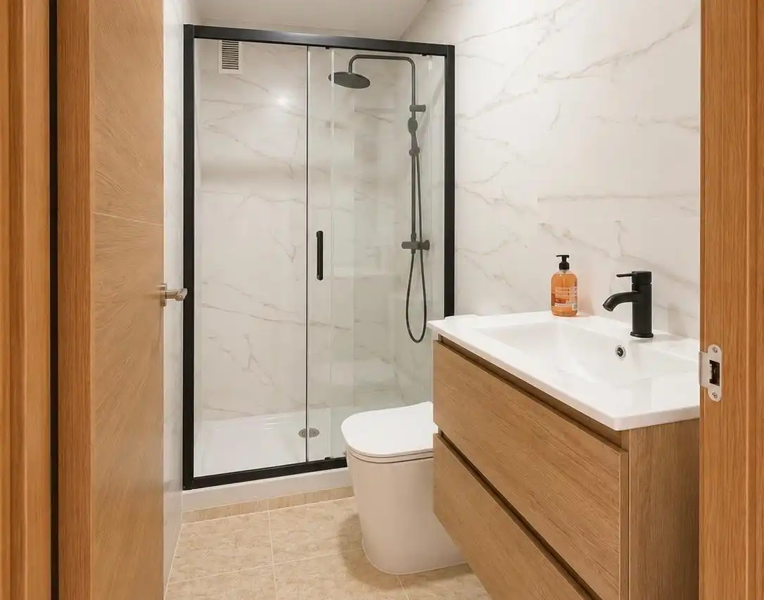 Baño de Piso en venta en Roquetas de Mar con Jardín privado, Terraza y Piscina comunitaria