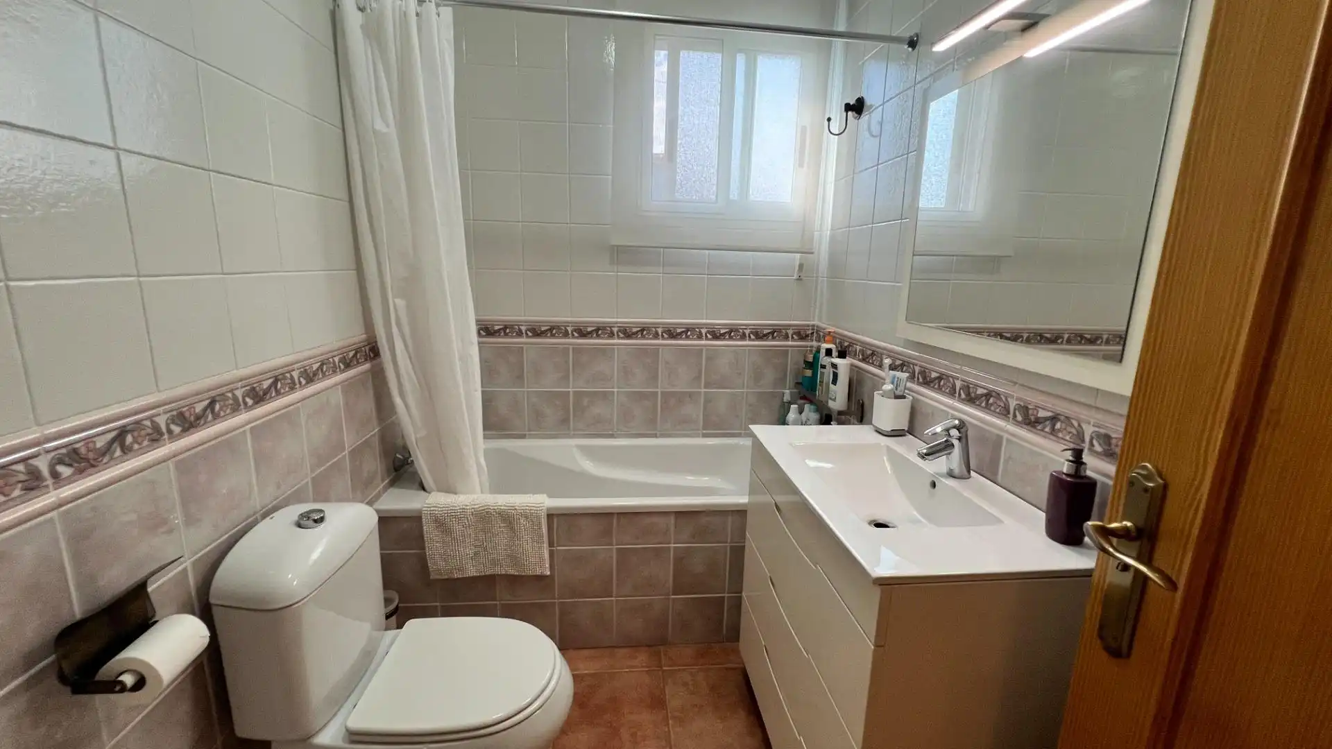 Bany de Casa o xalet en venda en Castellón de la Plana / Castelló de la Plana amb Aire condicionat, Jardí privat i Terrassa