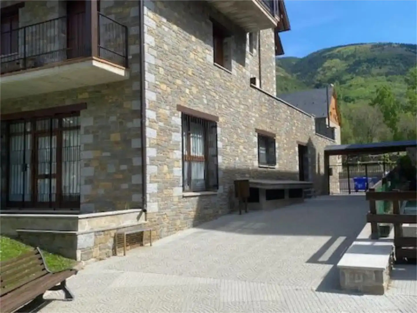 Vista exterior de Apartamento en venta en Benasque con Jardín privado, Piscina y Amueblado