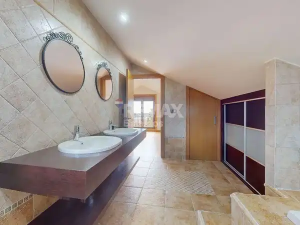 Bany de Casa o xalet en venda en Vigo  amb Calefacció, Jardí privat i Terrassa