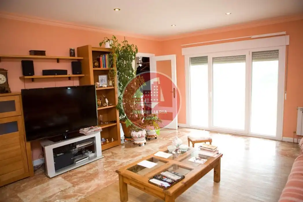 Sala d'estar de Casa o xalet en venda en Pontevedra Capital  amb Jardí privat, Terrassa i Moblat