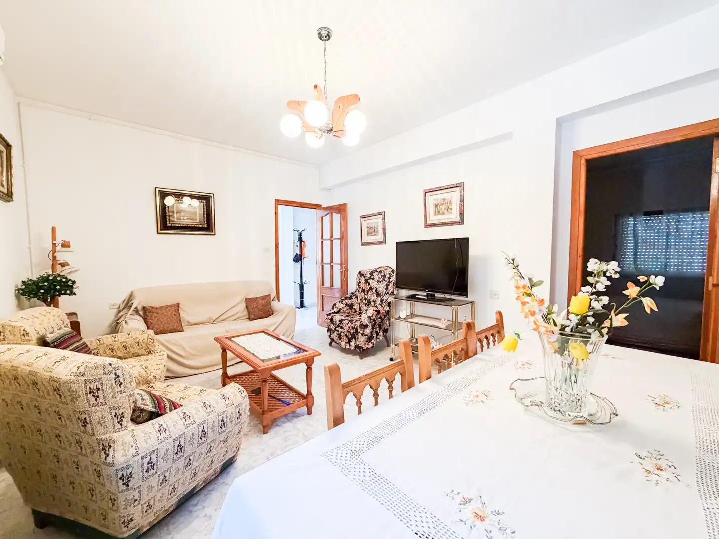 Sala d'estar de Casa o xalet en venda en Baza amb Calefacció, Moblat i Forn