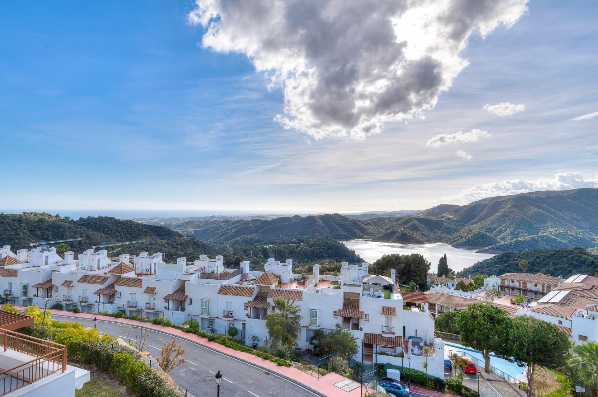 Vista exterior de Àtic en venda en Istán amb Aire condicionat, Calefacció i Jardí privat