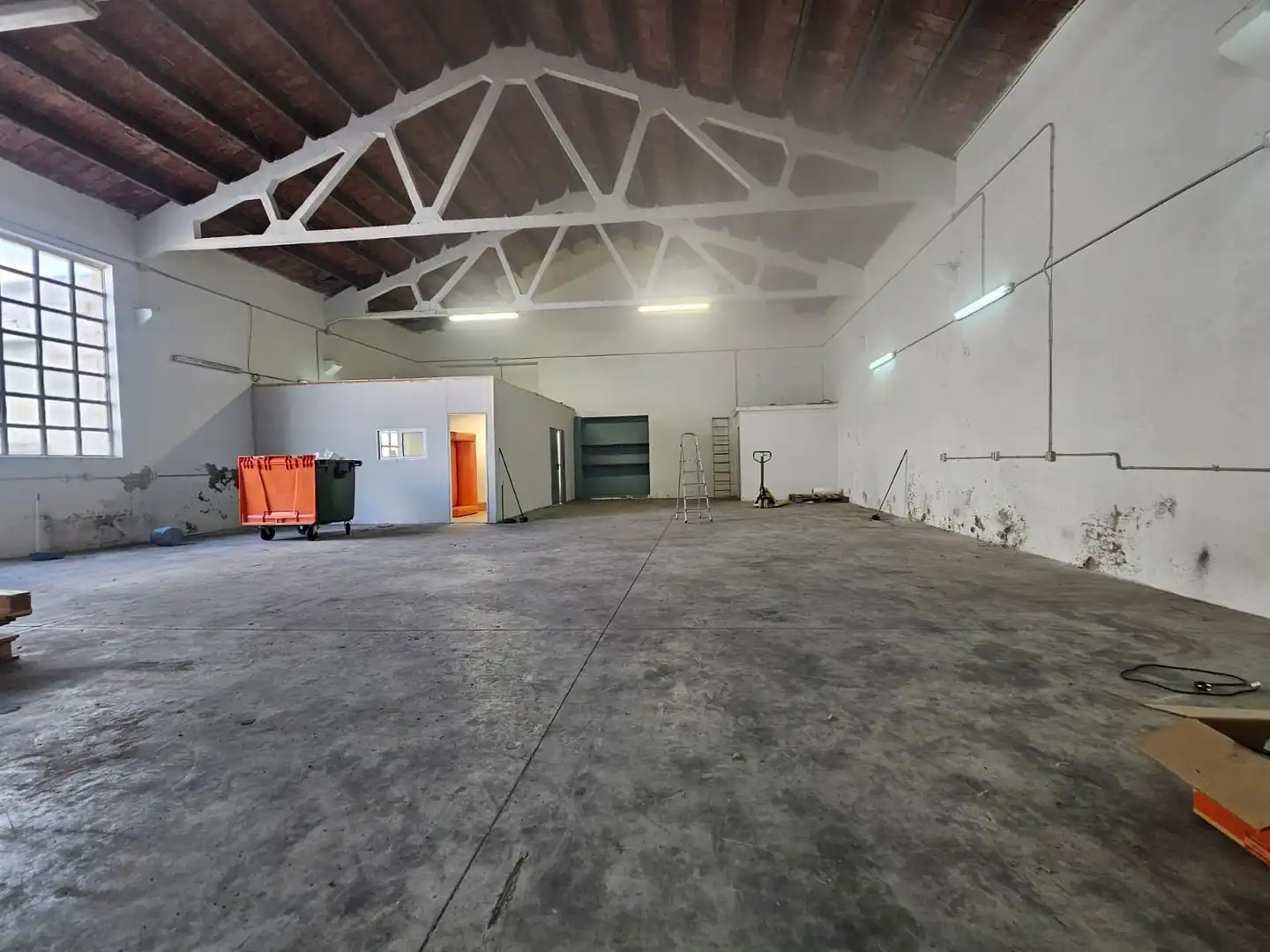 Industrial building to rent in Sud