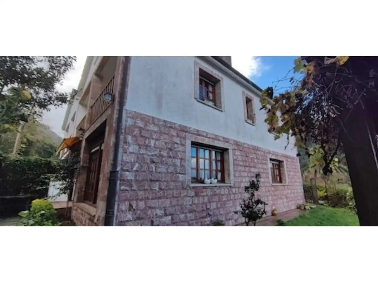 Außenansicht von Einfamilien-Reihenhaus zum Verkauf in Llanes mit Heizung, Privatgarten und Terrasse