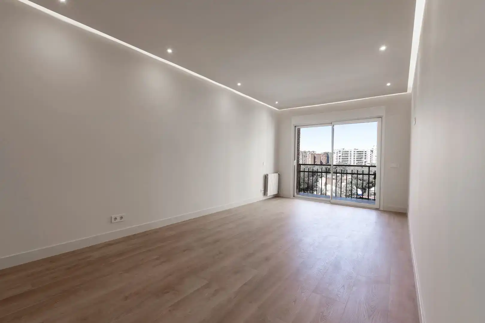 Sala d'estar de Pis en venda en  Madrid Capital amb Aire condicionat