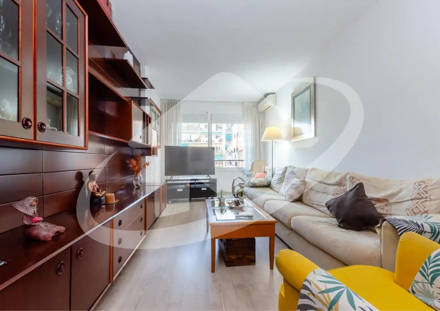 Piso con terraza en venta en Carrer dels Comtes de Bell-lloc, imagen 2