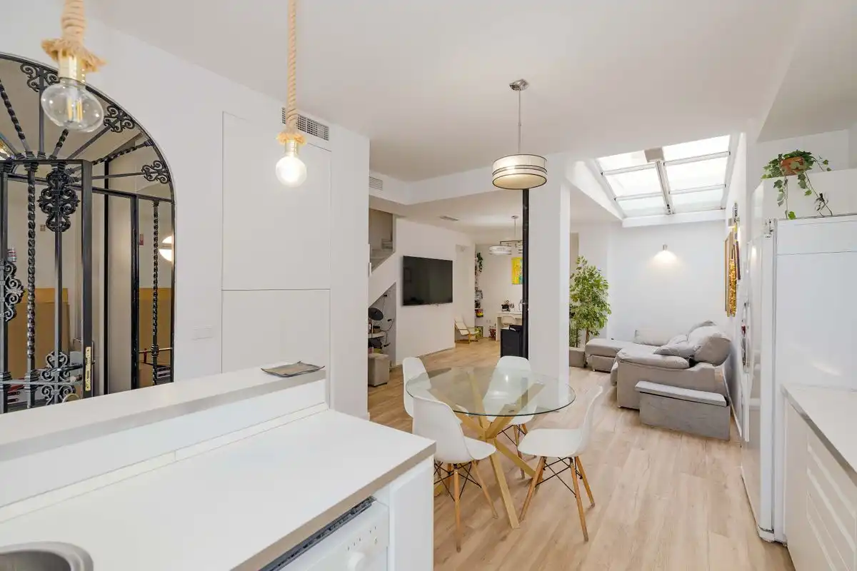 Sala d'estar de Casa adosada en venda en Sevilla amb Aire condicionat, Calefacció i Terrassa