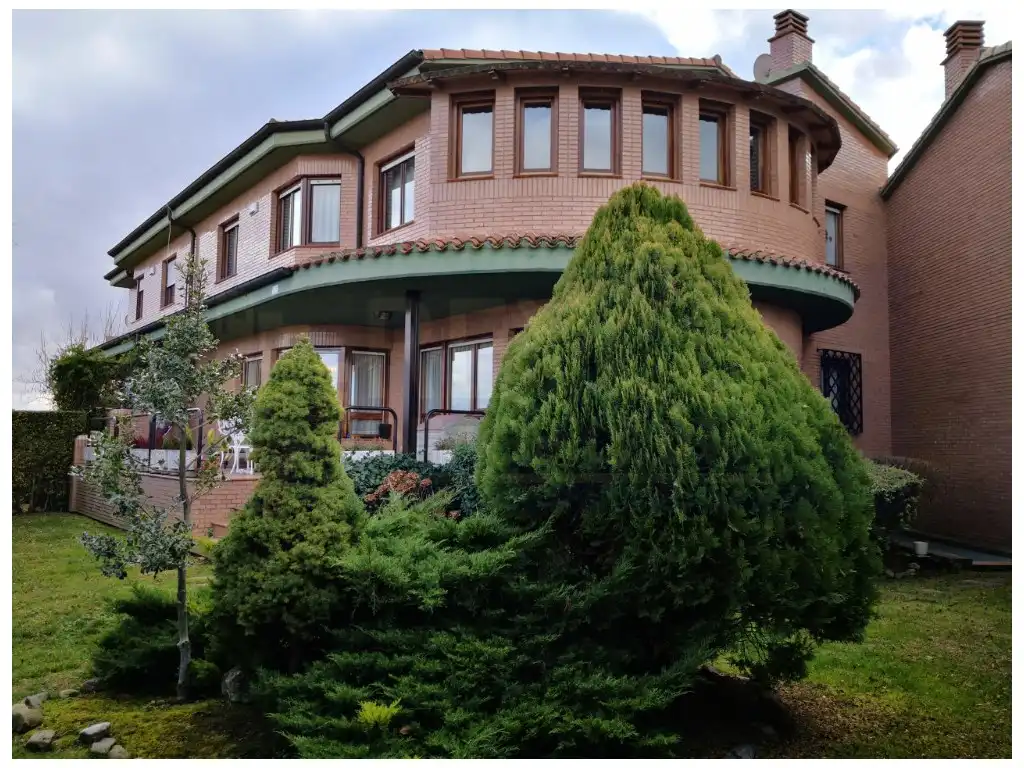 Adossat amb terrassa en venda a Avenida Santo Domingo de la Calzada