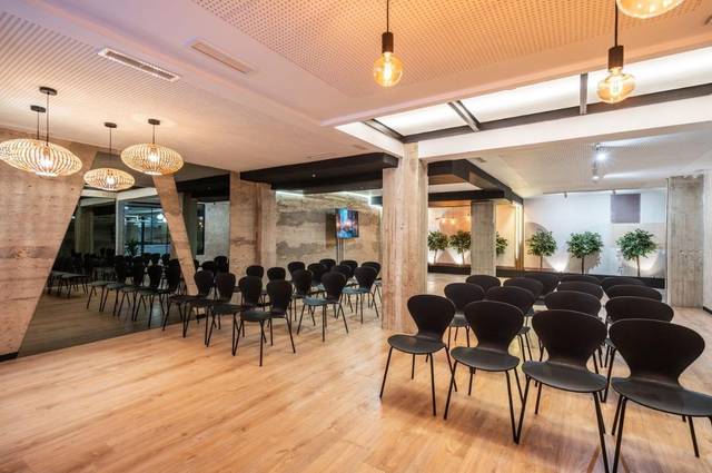 Local comercial en Alquiler en Avenida Avenida del General Perón, 14 en Cuatro Caminos - Azca