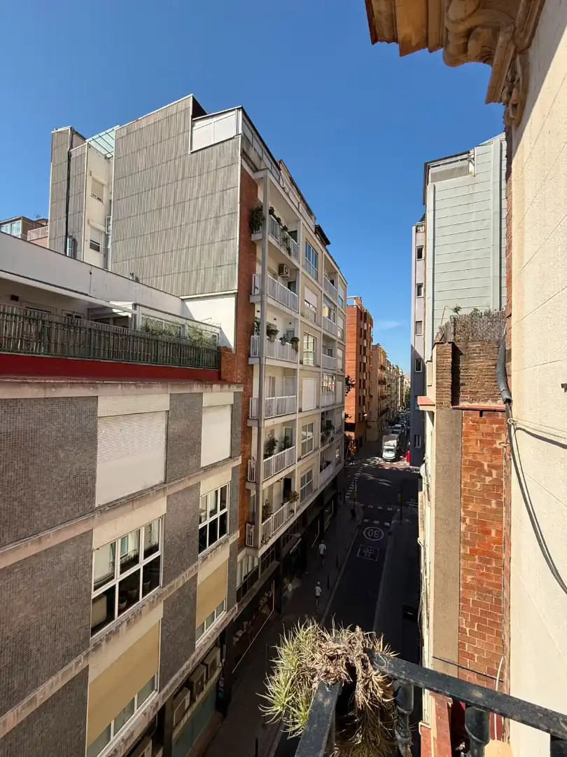 Vista exterior de Pis en venda en Barcelona amb Calefacció, Forn i Balcó
