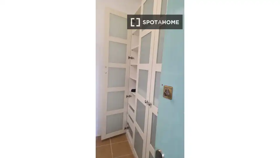 Bedroom of Flat for share in Dosrius  with Air Conditioner, Heating and Furnished