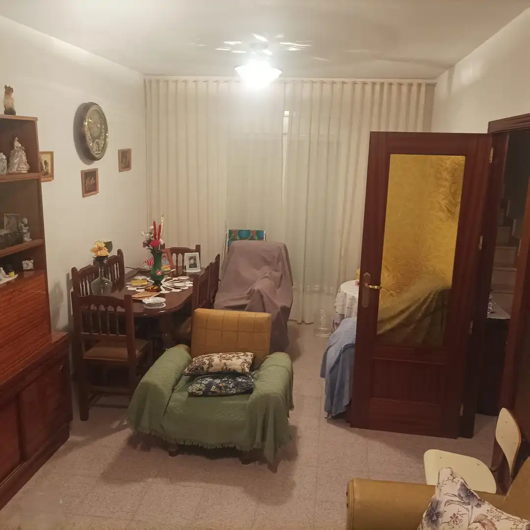 Sala d'estar de Casa adosada en venda en Villanueva de Alcardete amb Calefacció, Jardí privat i Parquet