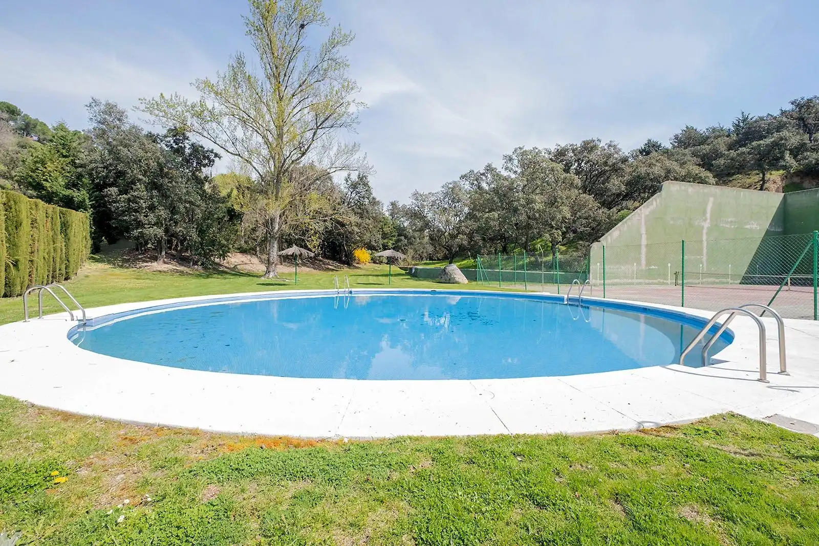 Piscina de Casa adosada en venda en Las Rozas de Madrid amb Aire condicionat, Calefacció i Jardí privat