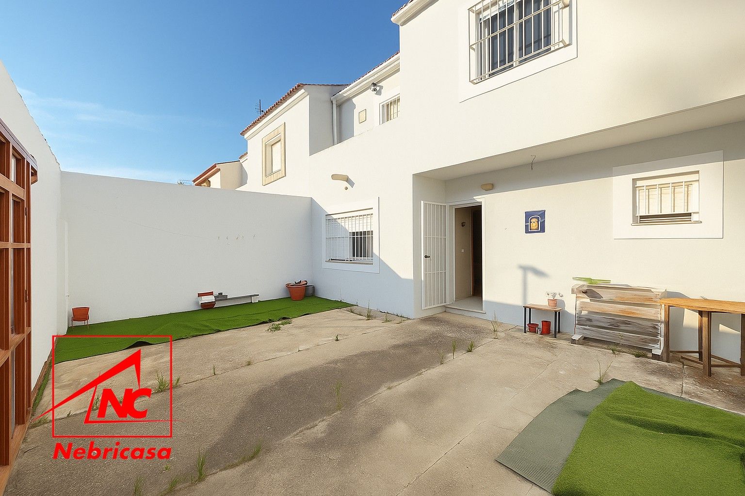Vista exterior de Casa o xalet en venda en El Cuervo de Sevilla amb Aire condicionat i Terrassa