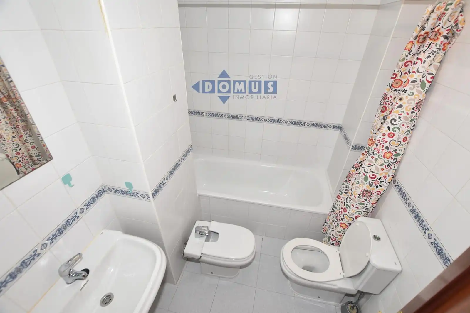 Baño de Piso en venta en Ronda con Aire acondicionado, Terraza y Amueblado
