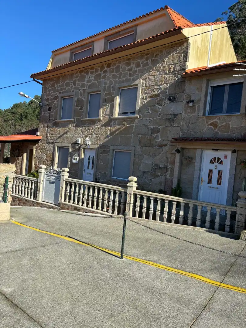 Vista exterior de Casa o xalet en venda en Muros amb Aire condicionat, Calefacció i Jardí privat