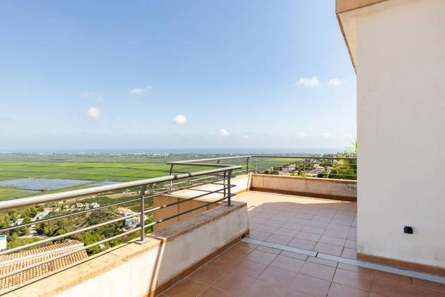 Piso en Alquiler en C/ Camelias en Pego