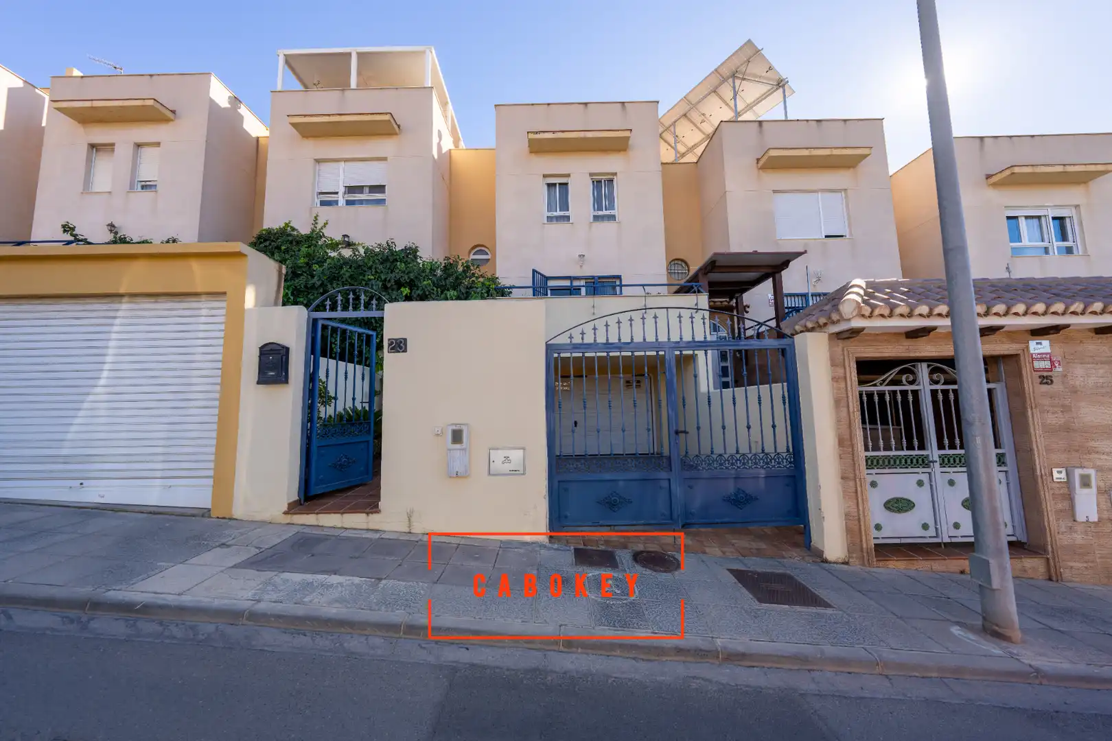 Vista exterior de Casa adosada en venda en Almería amb Aire condicionat, Calefacció i Terrassa