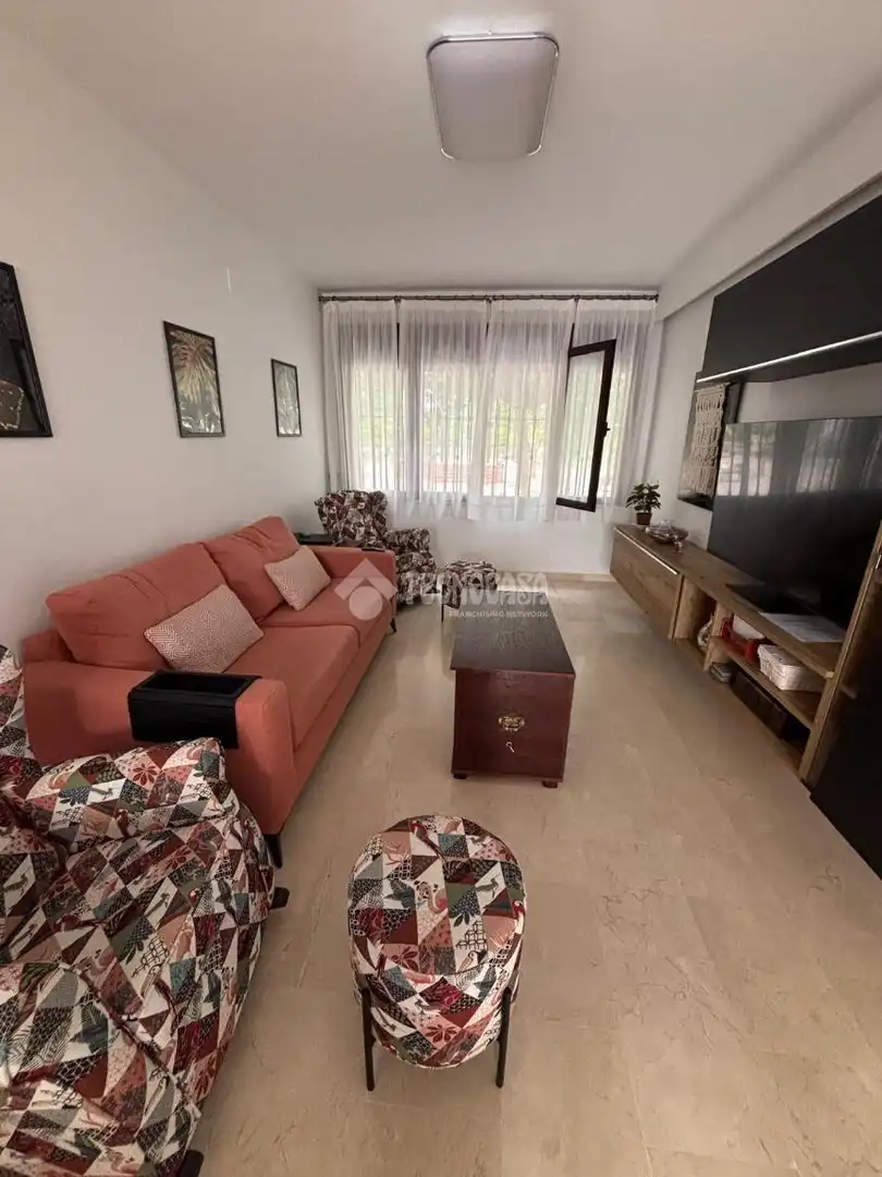 Sala d'estar de Casa adosada en venda en Alcalá de Guadaira amb Aire condicionat i Terrassa