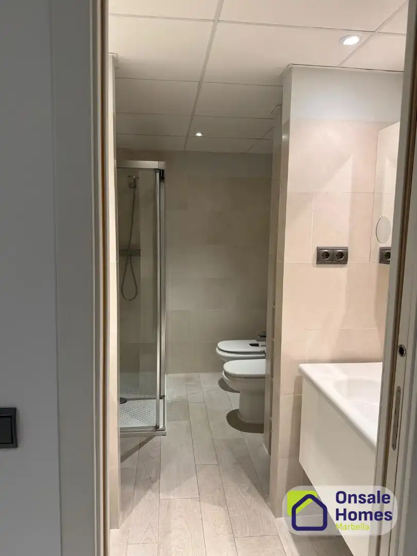Badezimmer von Wohnungen zur Miete in Marbella mit Klimaanlage, Privatgarten und Gemeinschaftspool