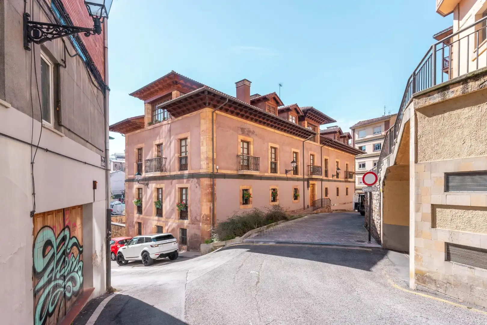 Vista exterior de Pis en venda en Oviedo  amb Calefacció, Moblat i Balcó
