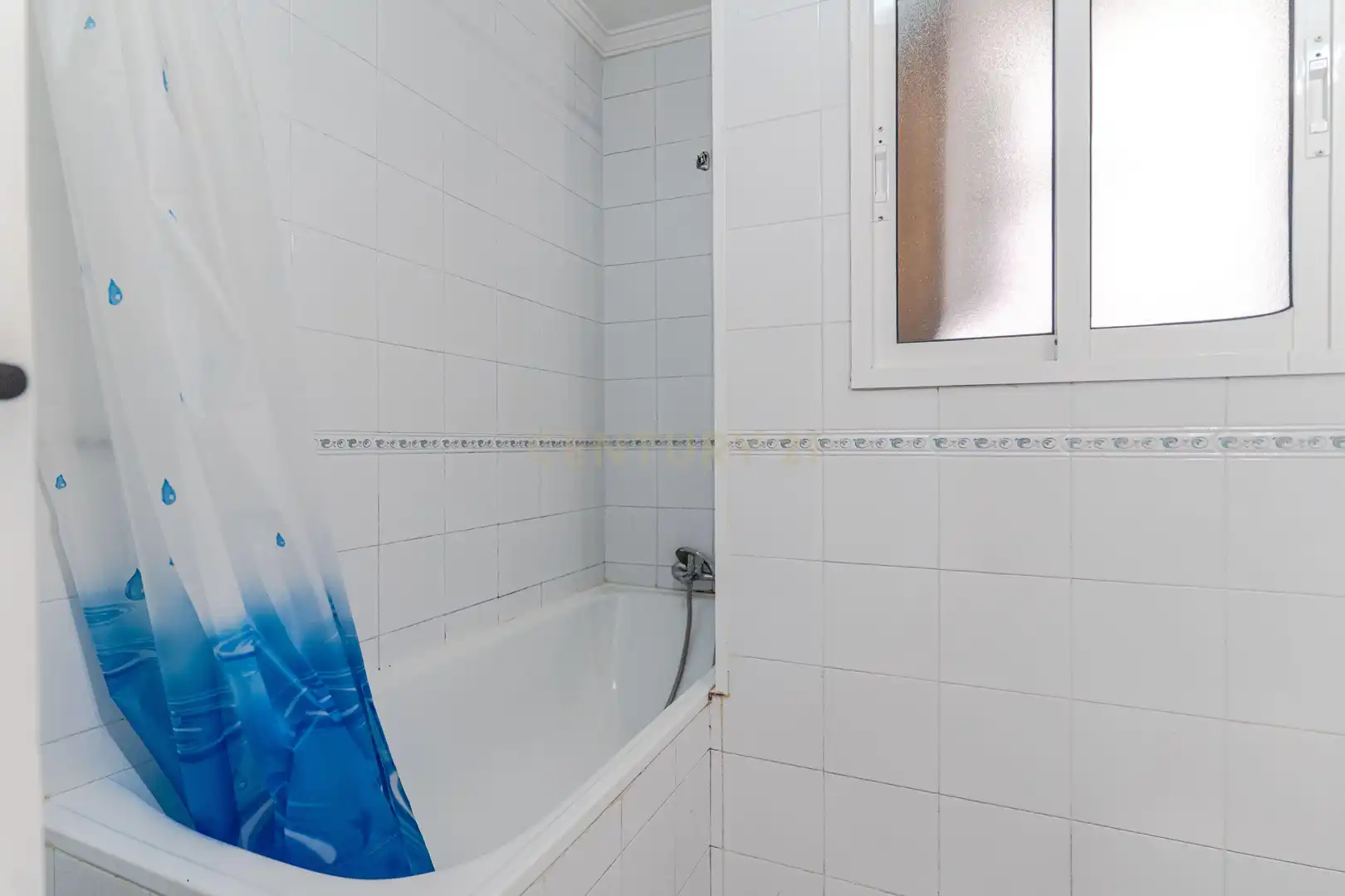 Bathroom of Flat for sale in Granada  with Air Conditioner and Balcony