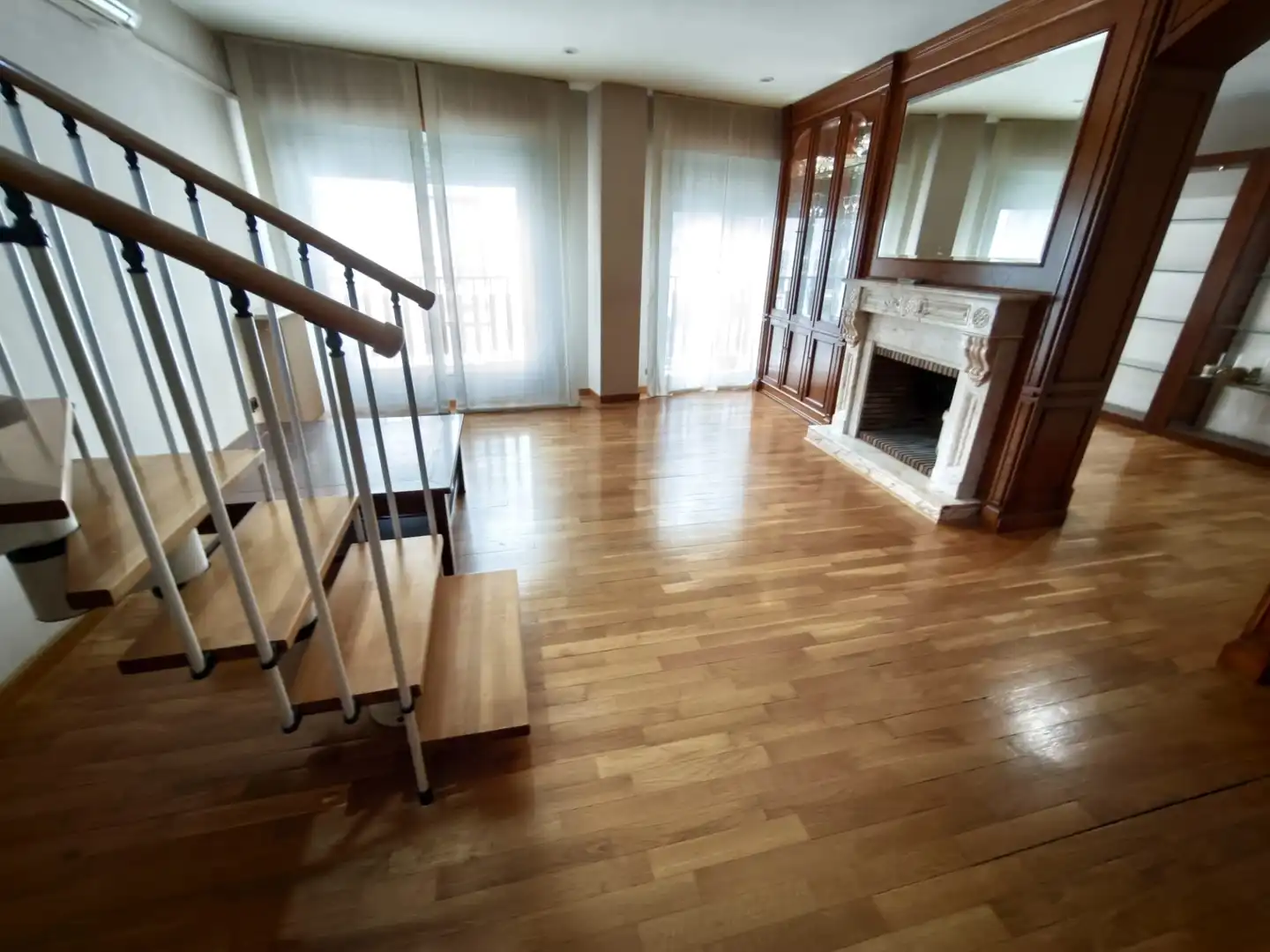 Sala d'estar de Dúplex en venda en Albacete amb Calefacció, Parquet i Jacuzzi