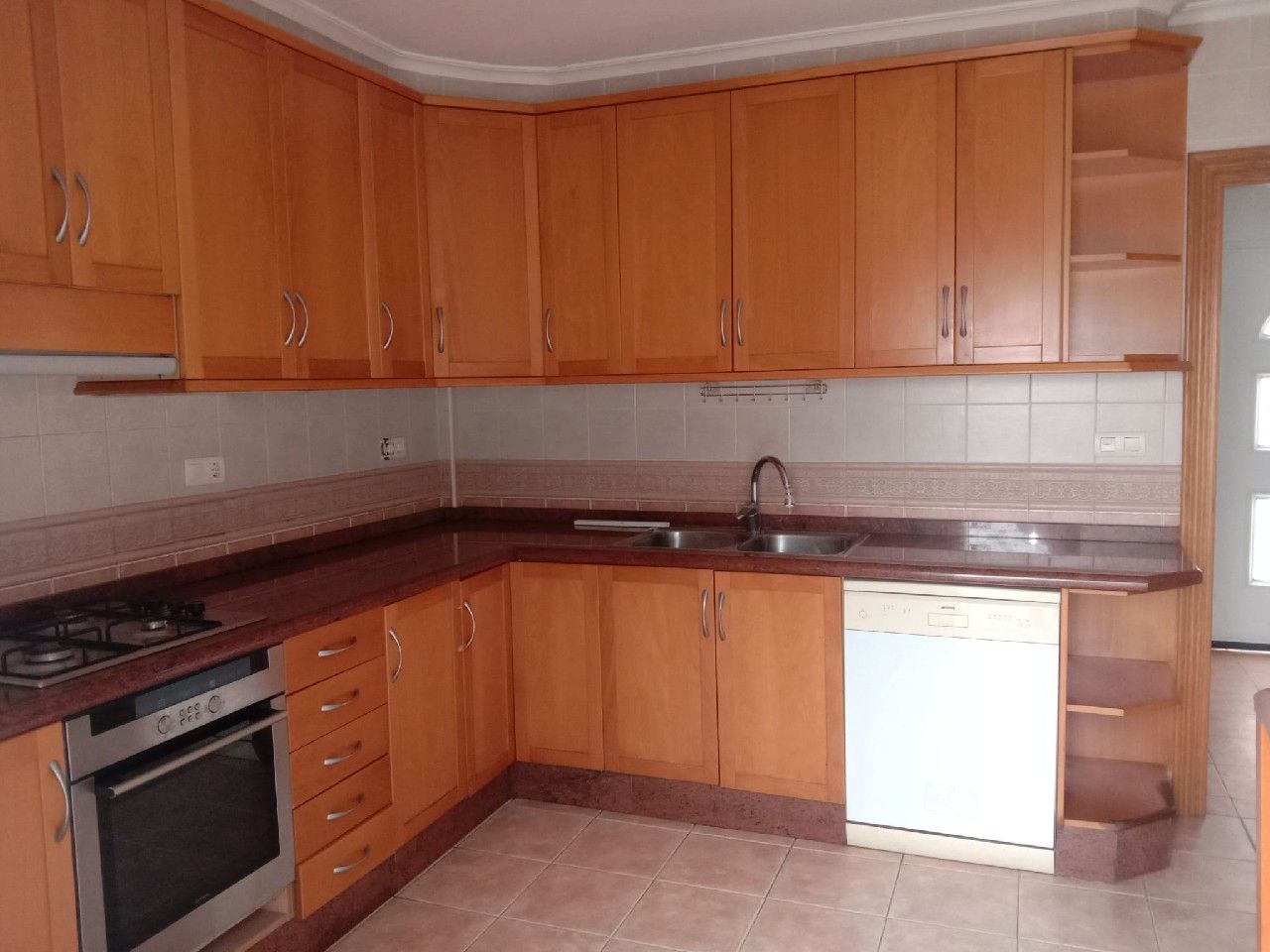 Cuina de Casa adosada en venda en Castellón de la Plana / Castelló de la Plana amb Traster i Moblat