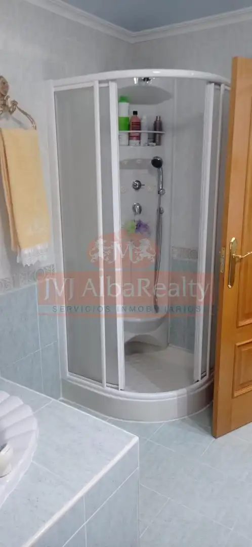 Baño de Casa adosada en venta en Albacete con Aire acondicionado, Calefacción y Jardín privado
