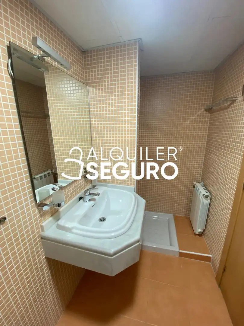 Bany de Pis de lloguer en Guadalajara amb Calefacció, Terrassa i Piscina