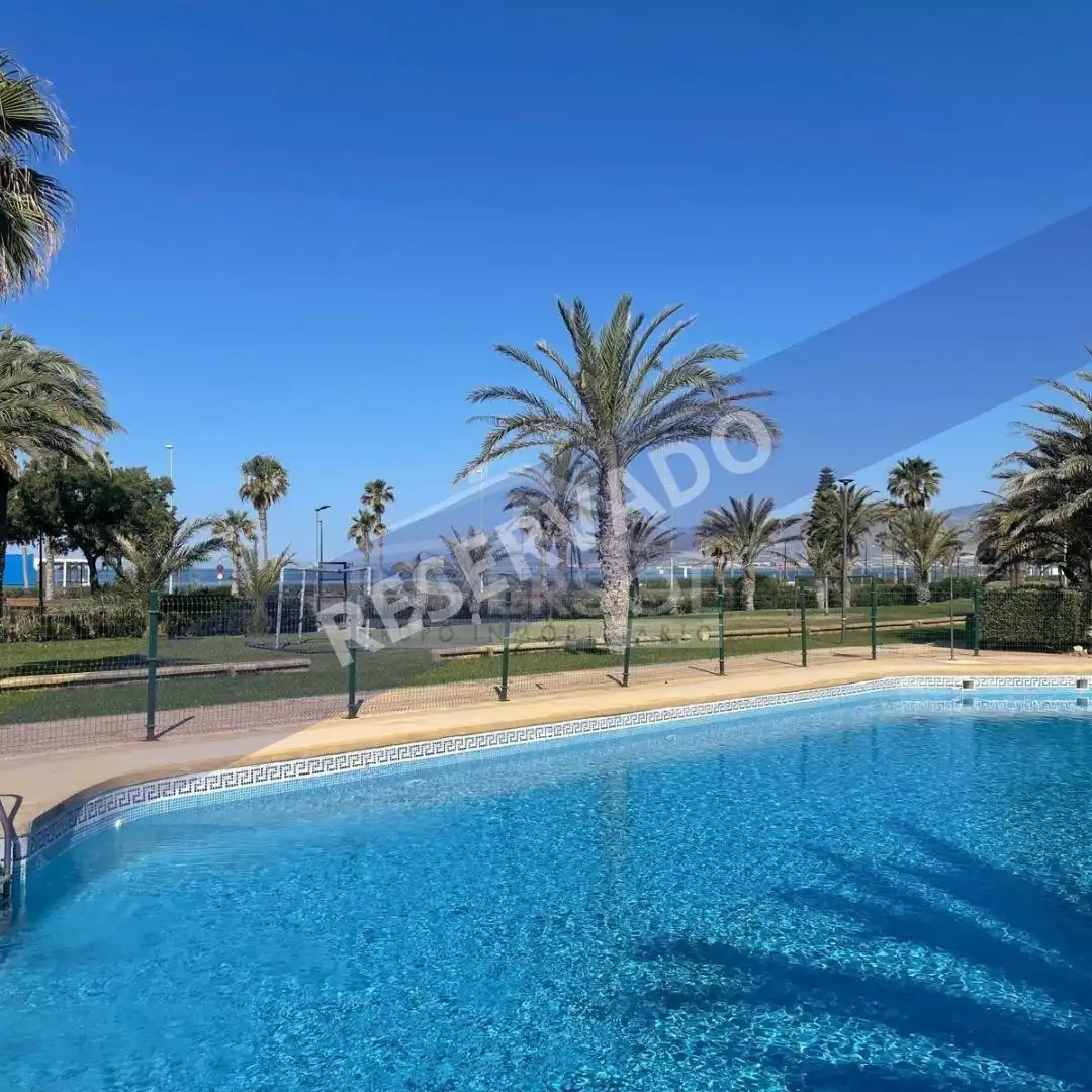Schwimmbecken von Einfamilien-Reihenhaus zum Verkauf in El Ejido mit Klimaanlage, Heizung und Terrasse