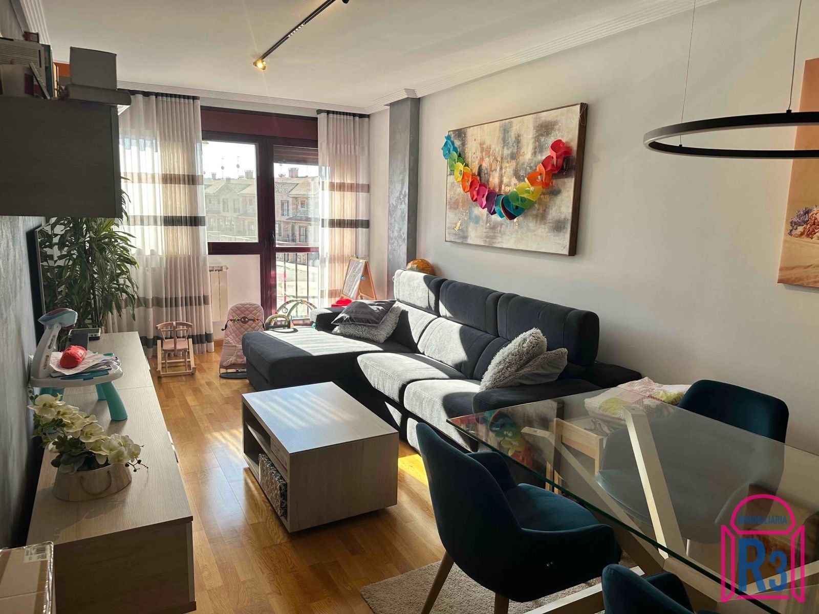 Sala d'estar de Apartament en venda en León Capital  amb Calefacció, Terrassa i Traster