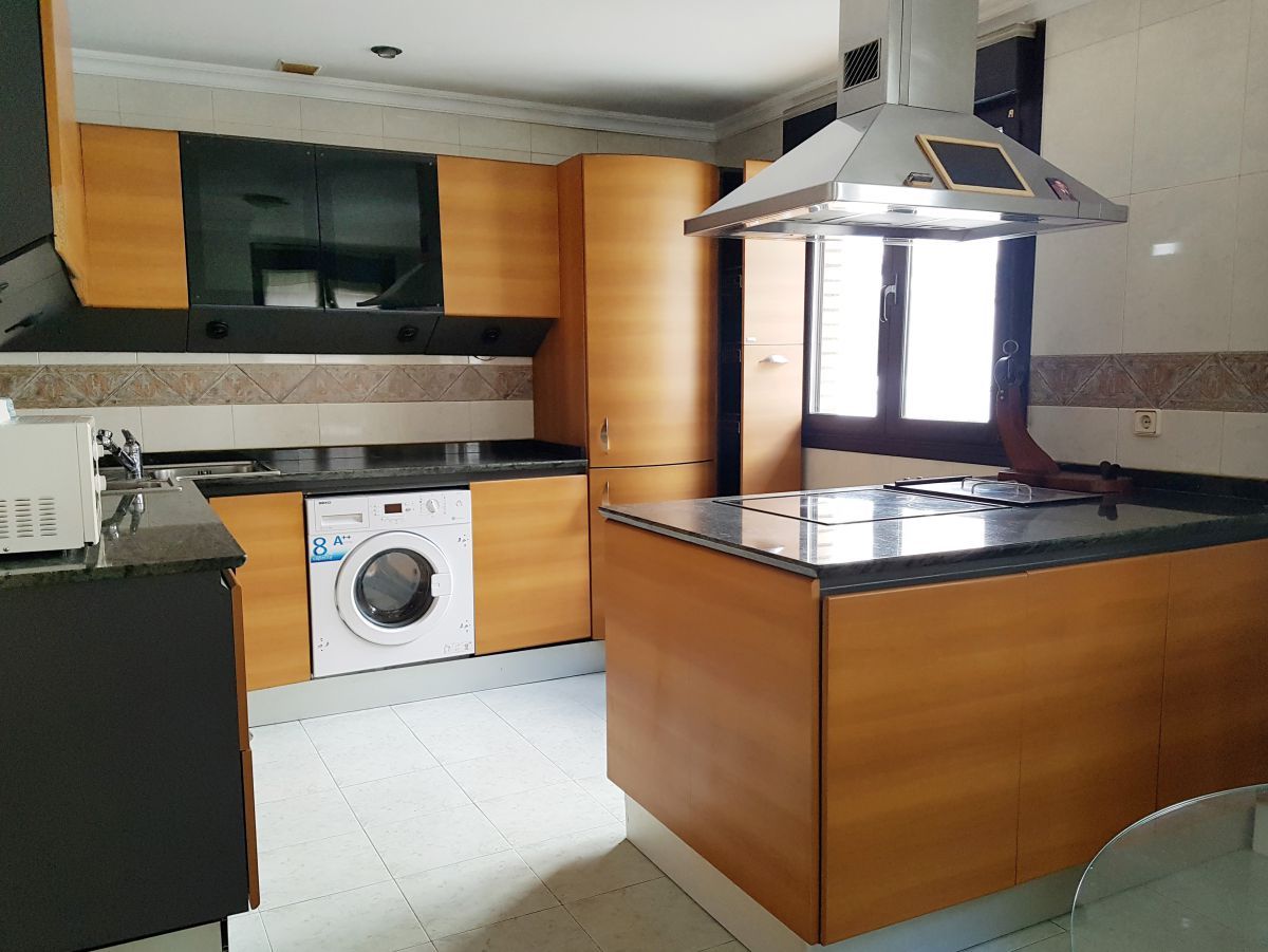 Cuina de Pis de lloguer en Oviedo  amb Calefacció, Traster i Jacuzzi