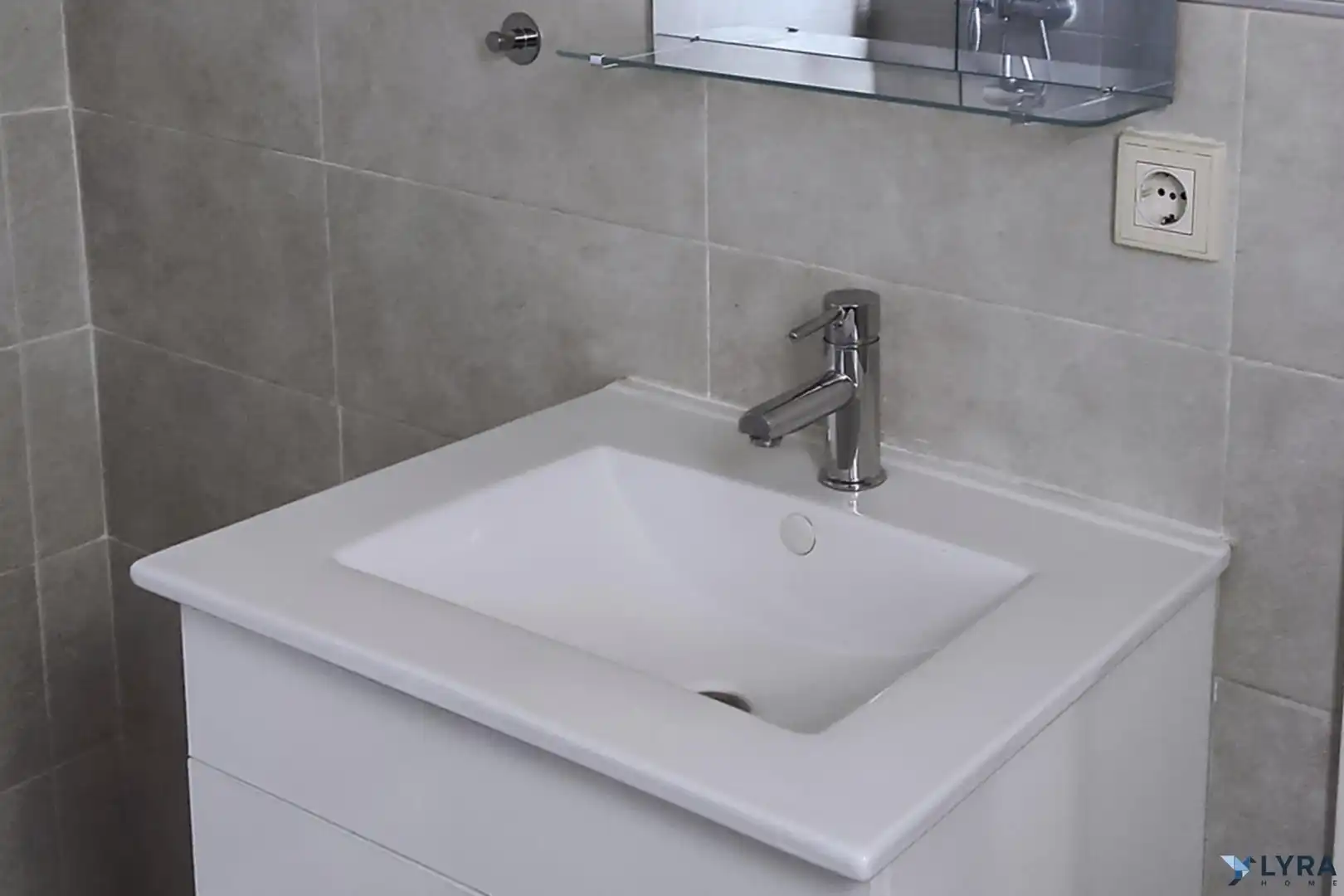 Baño de Piso en venta en Tomares con Aire acondicionado, Parquet y Terraza