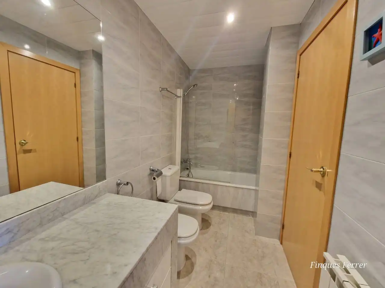 Baño de Piso de alquiler en Cubelles con Aire acondicionado, Calefacción y Jardín privado
