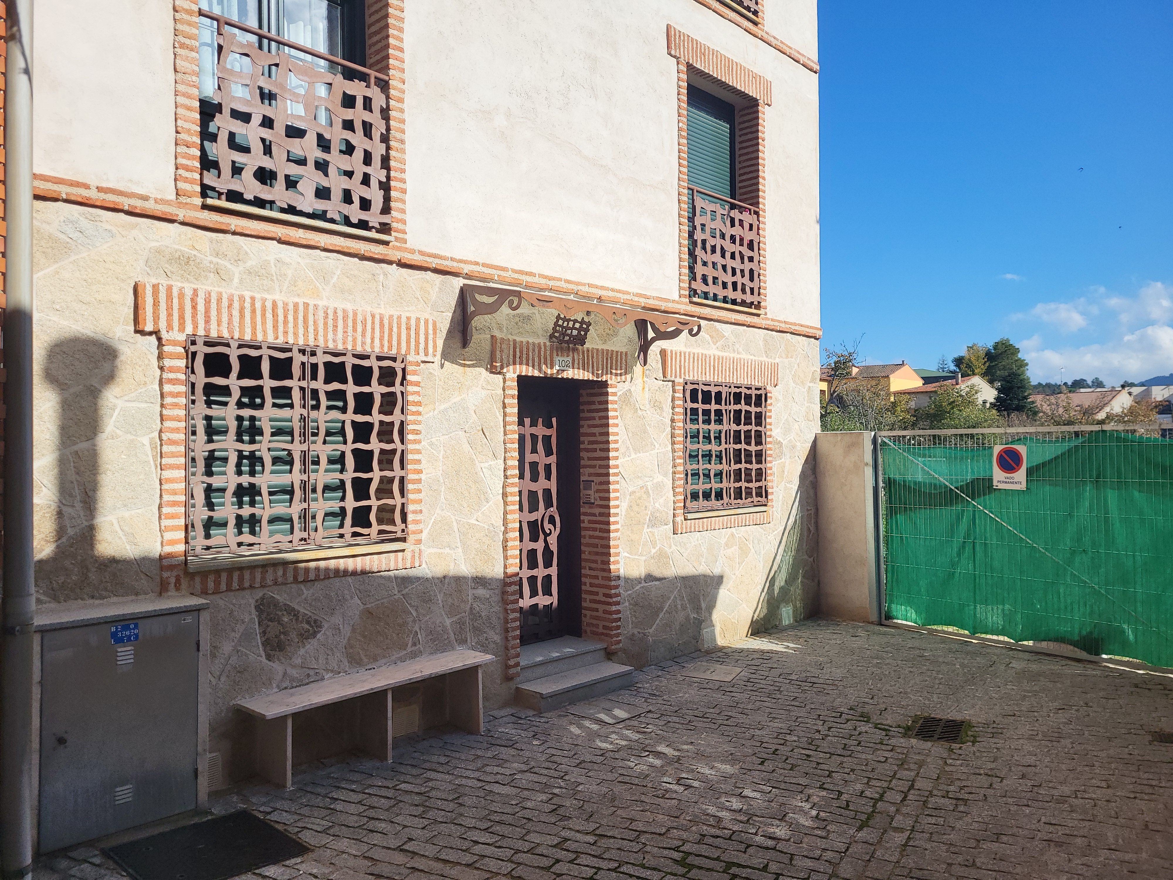 Vista exterior de Dúplex en venda en Navaluenga amb Aire condicionat i Balcó