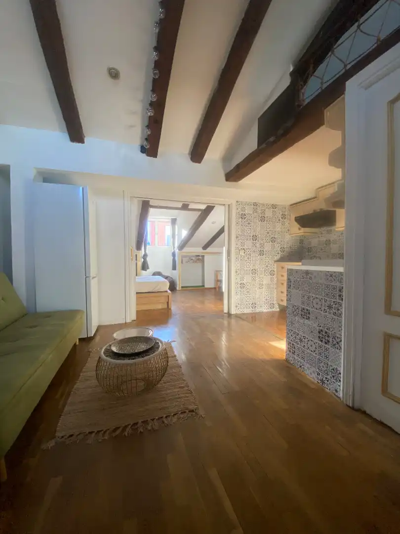 Schlafzimmer von Dachboden zur Miete in Madrid mit Klimaanlage, Heizung und Möbliert