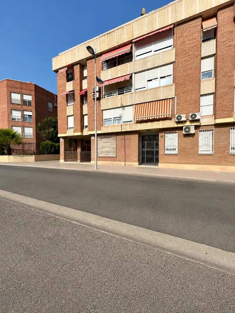 Vista exterior de Pis en venda en Almería amb Aire condicionat, Terrassa i Moblat