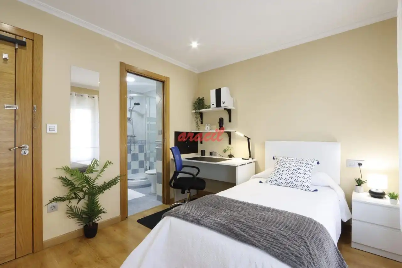 Habitación de Piso en venta en Ourense Capital  con Calefacción, Trastero y Amueblado