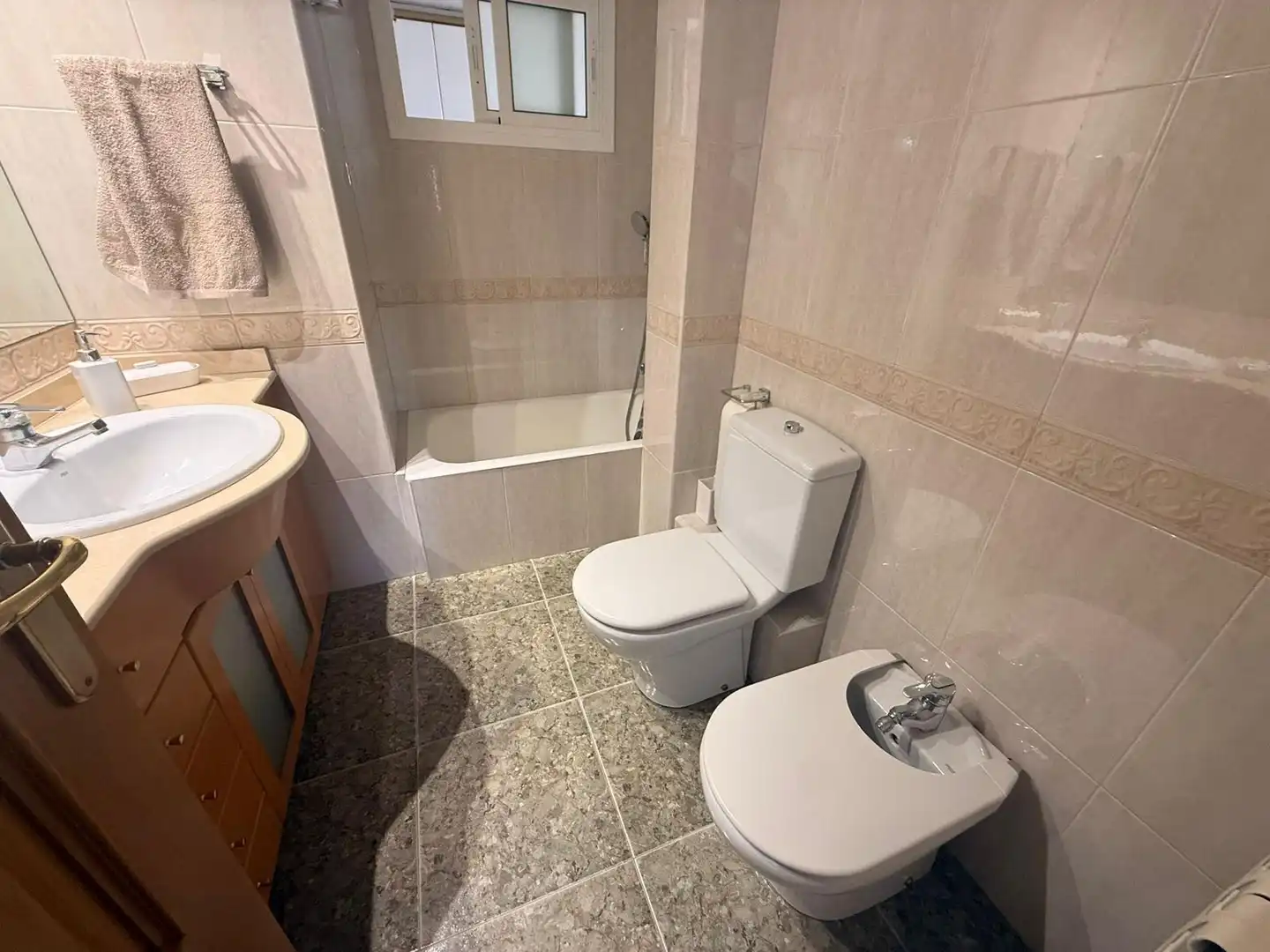 Badezimmer von Wohnung zum Verkauf in Cornellà de Llobregat mit Heizung und Balkon