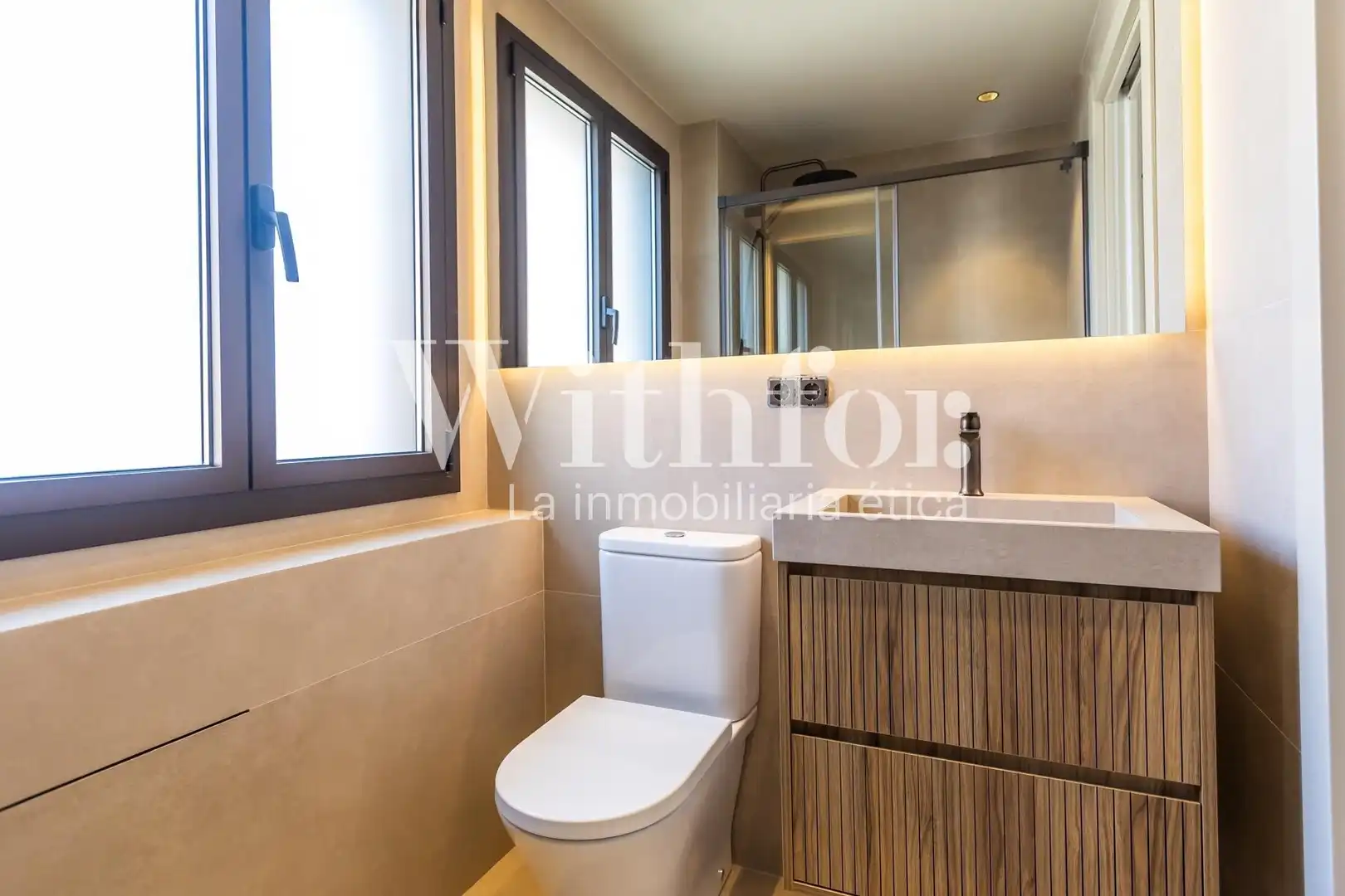 Baño de Ático en venta en Barcelona con Calefacción, Terraza y Balcón