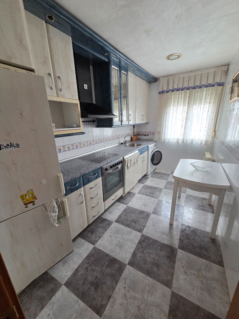 Cuina de Pis de lloguer en Santo Domingo de la Calzada amb Calefacció, Moblat i Forn