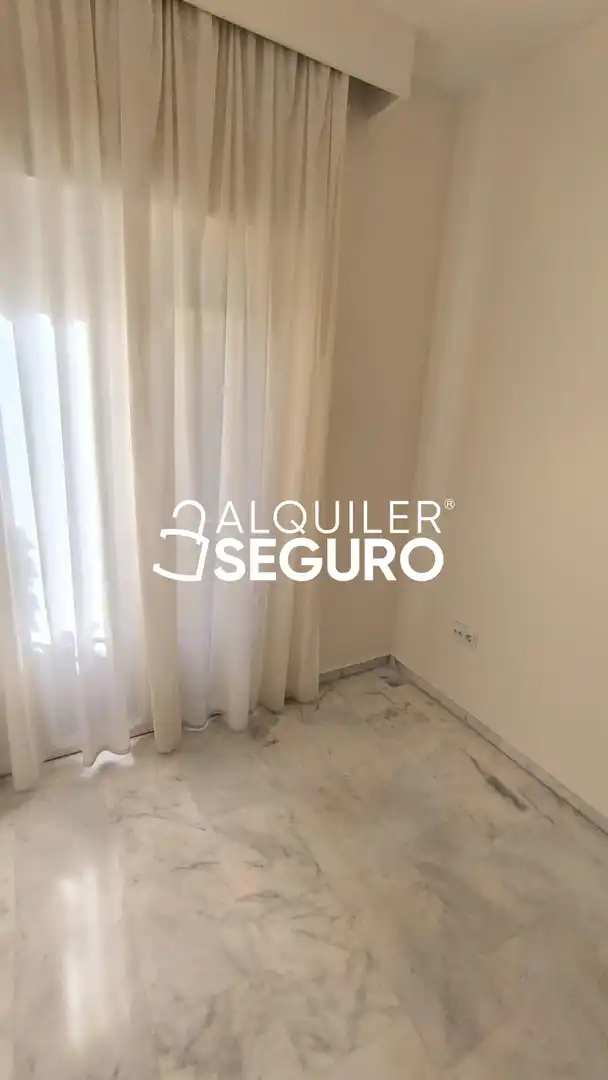 Bedroom of Flat for rent in Sevilla  with Air Conditioner and Furnished