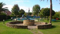 Piscina de Casa adosada en venda en Haro amb Calefacció, Jardí privat i Terrassa